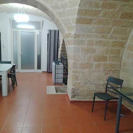 Casa Vacanza Nel Cuore Della Pietra Barletta Esterno foto