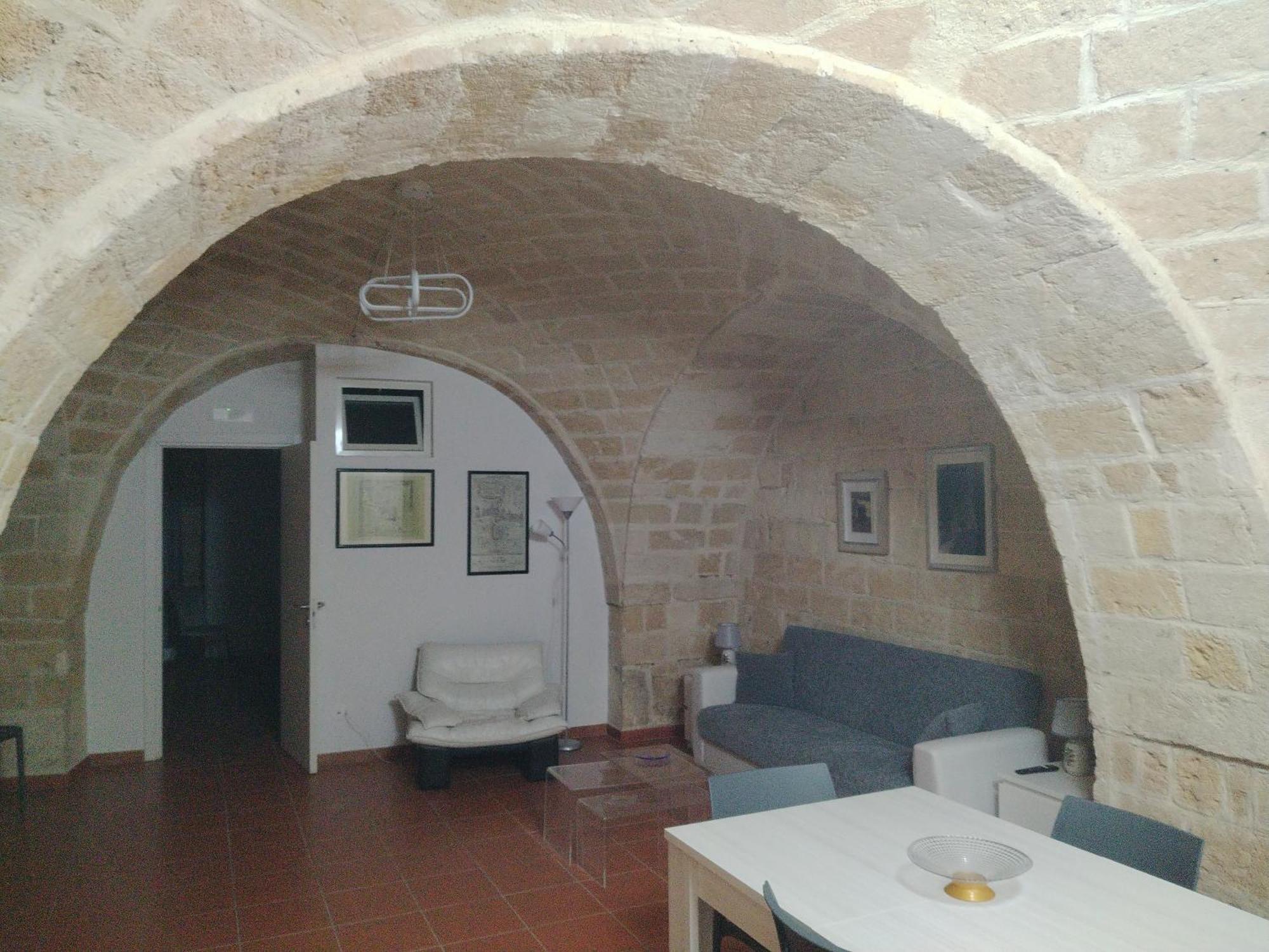 Casa Vacanza Nel Cuore Della Pietra Barletta Esterno foto