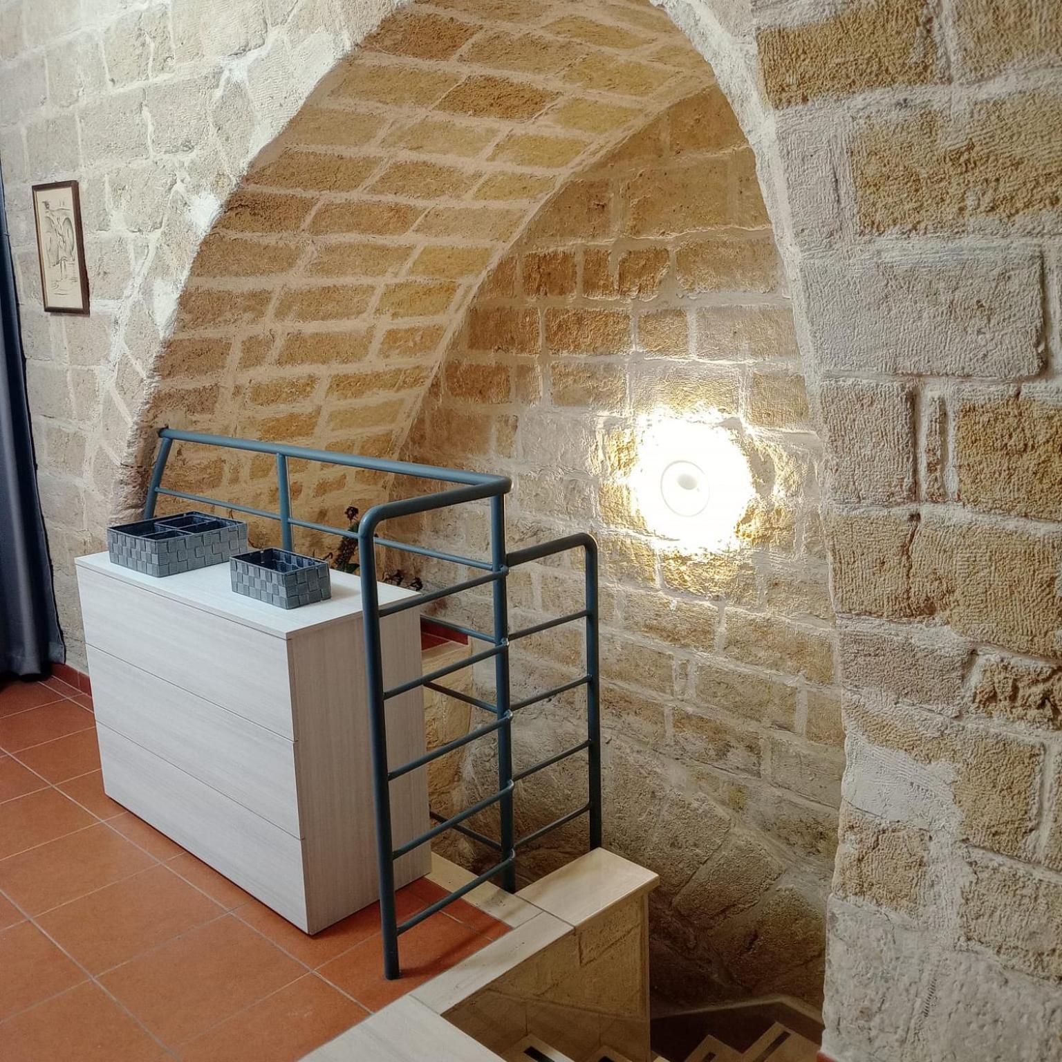 Casa Vacanza Nel Cuore Della Pietra Barletta Esterno foto