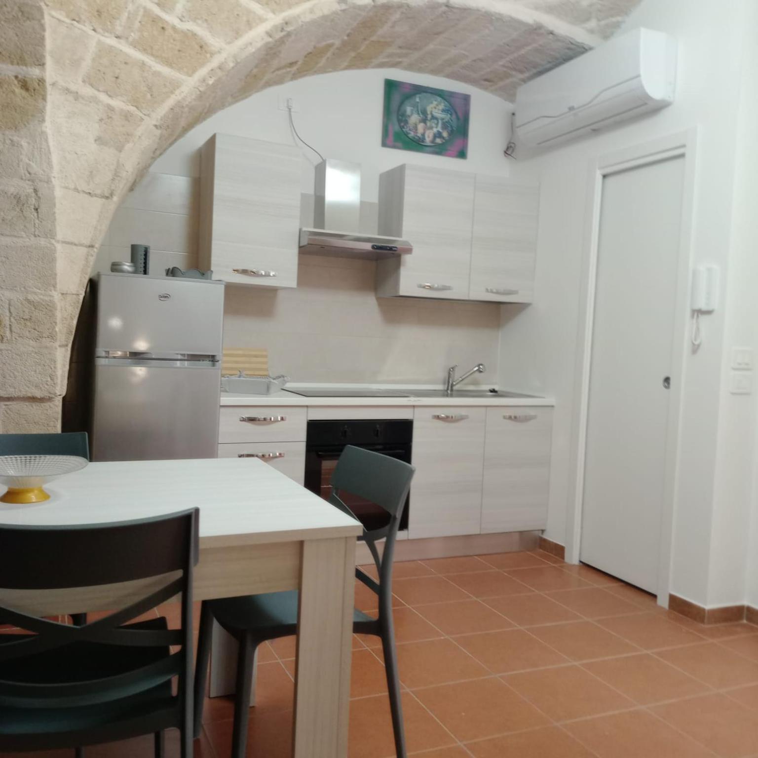 Casa Vacanza Nel Cuore Della Pietra Barletta Esterno foto