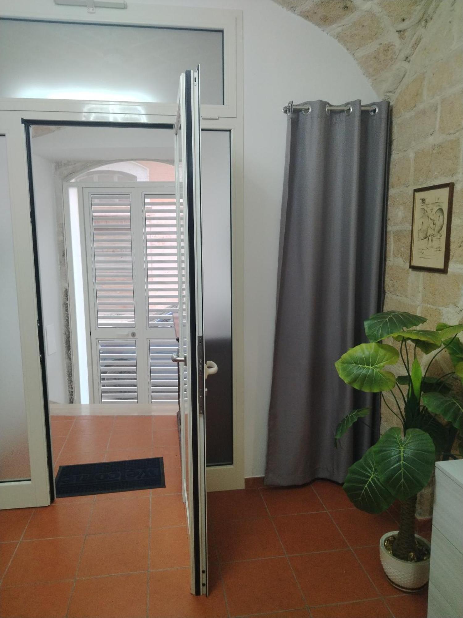 Casa Vacanza Nel Cuore Della Pietra Barletta Esterno foto